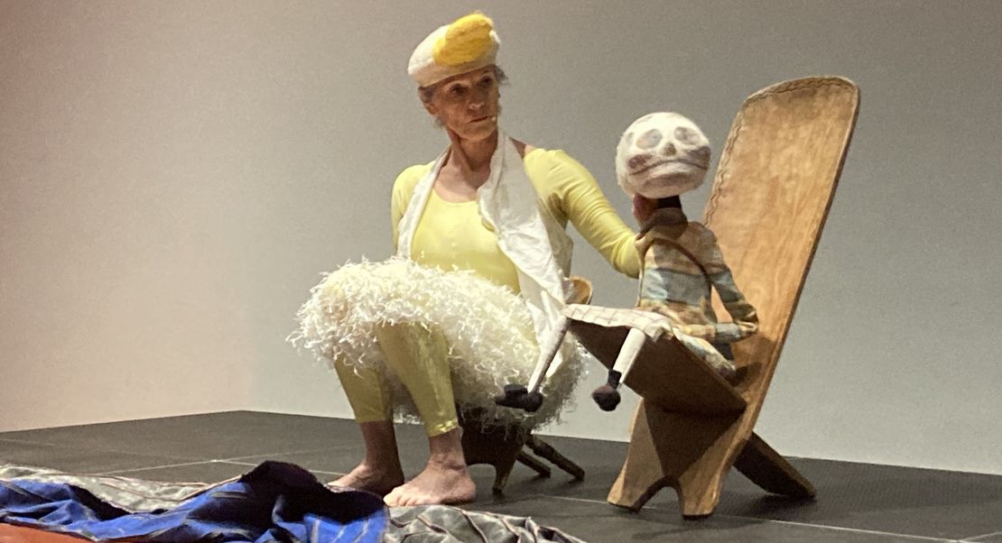 Eine Szene aus dem erwähnten Theaterstück, das Bild zeigt die Figur "Ente" und die Figur "Tod"